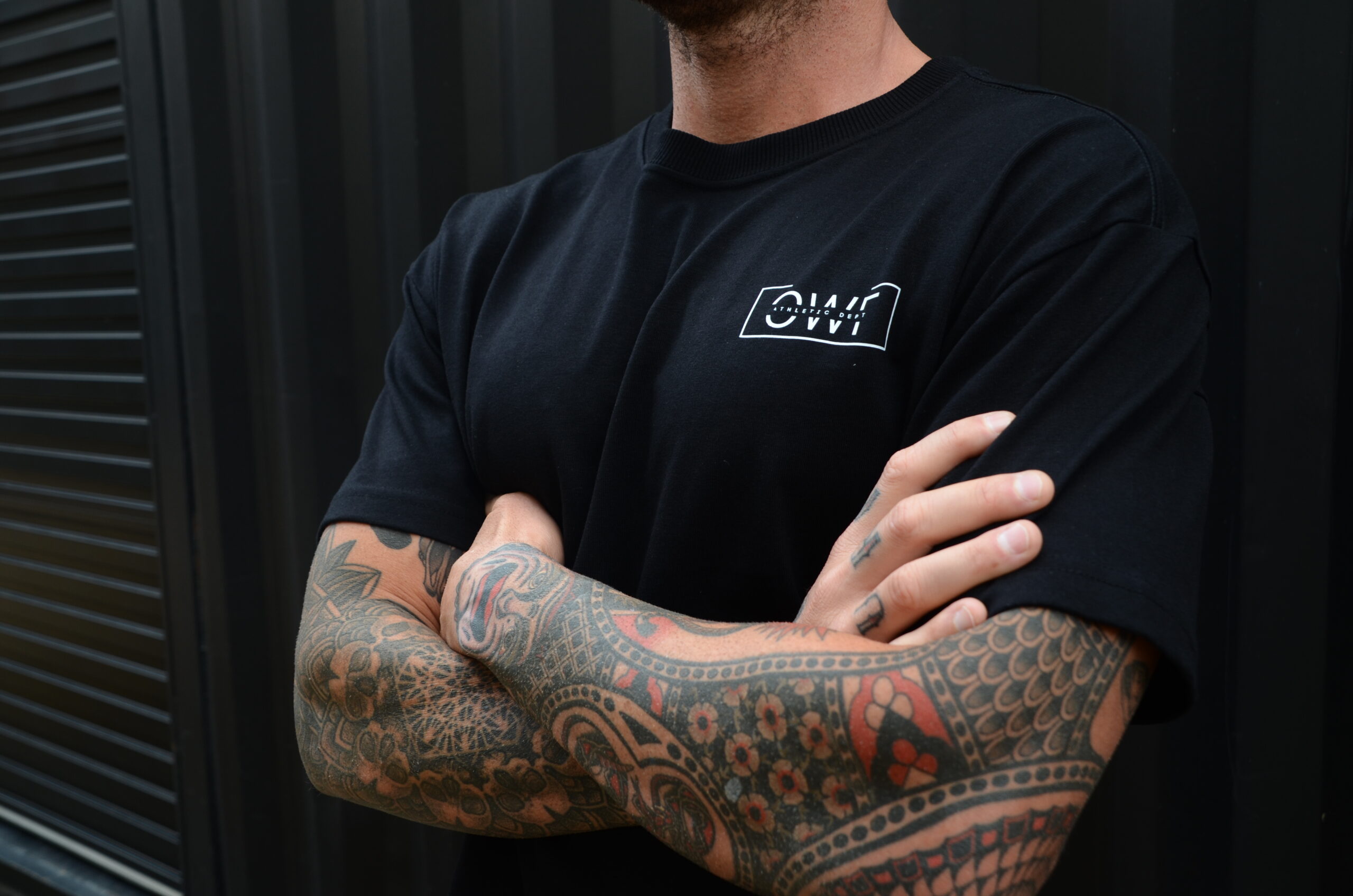 Oversized Tee 'MOVE in SILENCE' - Black - Image 4