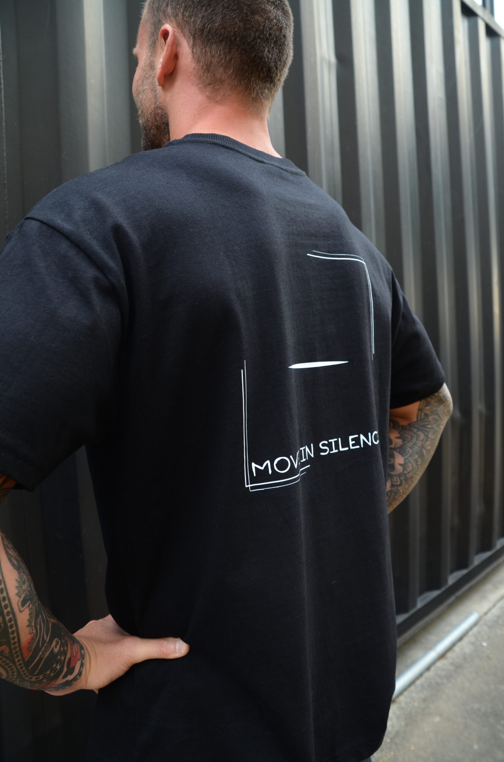 Oversized Tee 'MOVE in SILENCE' - Black - Image 2